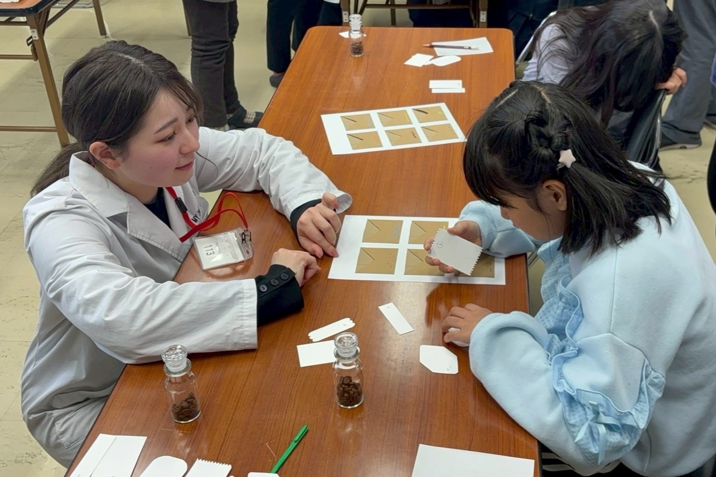 三重県立盲学校で香りを体験する生徒とフレグランスアドバイザー